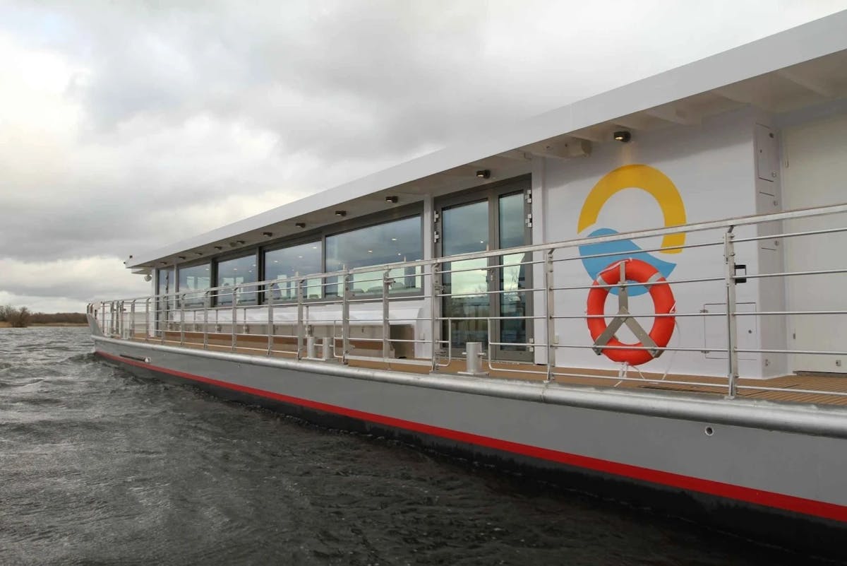 Oost-Berlijnse waterwegen en geschiedenis tour op een boot op zonne-energie