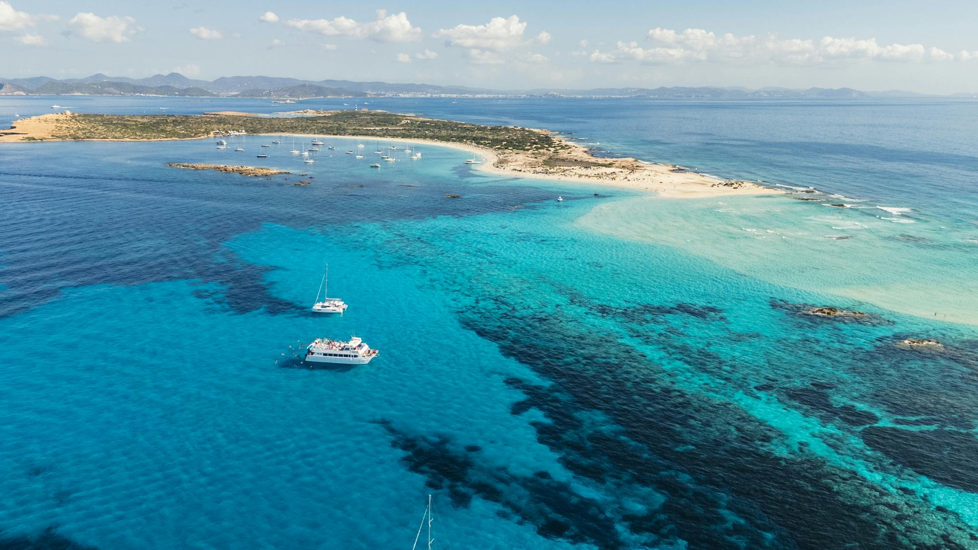 Bootsfahrt von Ibiza nach Formentera mit offener Bar und Wassersport