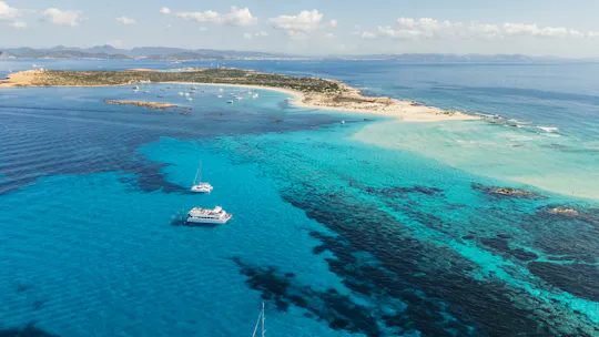 Gita in barca da Ibiza a Formentera con open bar e sport acquatici