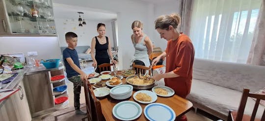 Traditionele kookles met een lokale familie in Berat