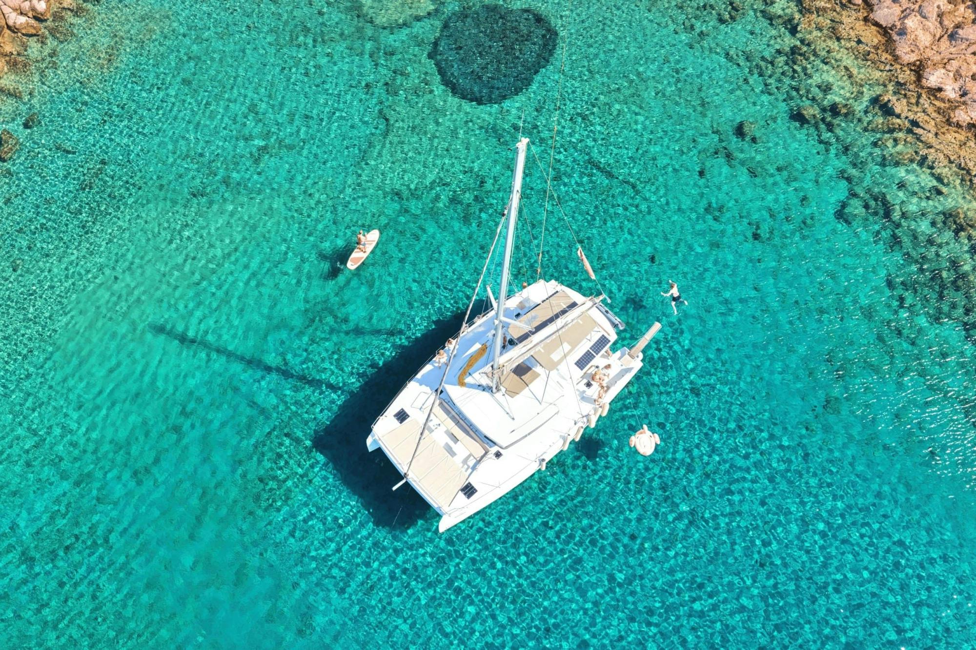 Cruzeiro de catamarã de um dia de Ayia Napa para Cavo Greco e Lagoa Azul