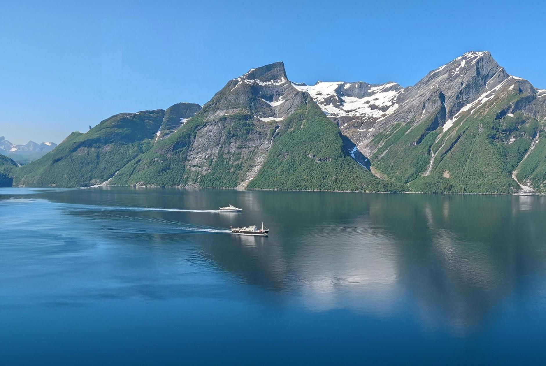 Ålesund Hjørundfjord fjord guided cruise from Ålesund
