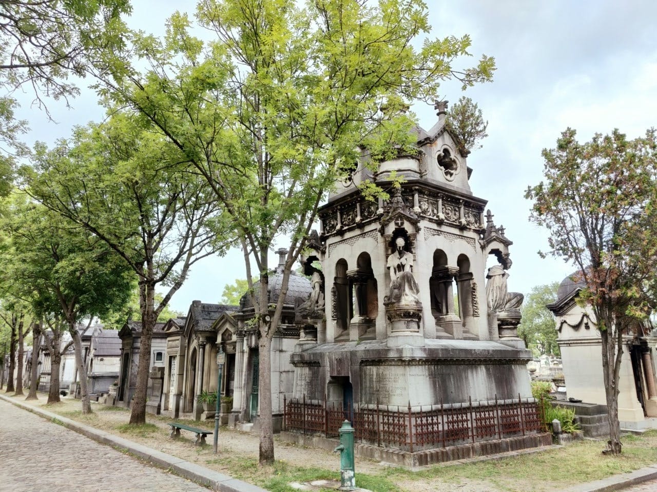 Père-Lachaise Cemetery self-guided audio tour app