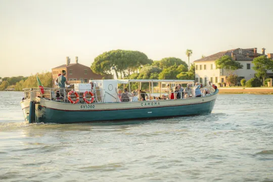 Cruzeiro na lagoa de Veneza num barco tradicional com Murano e Burano
