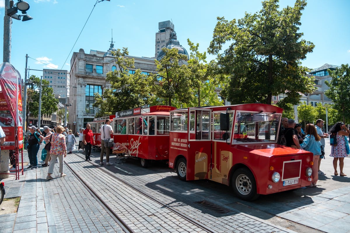 Historisch bezoek aan Antwerpen in een klassieke rode tram