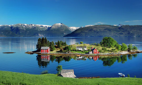 Hardangerfjord and waterfalls guided tour with lunch