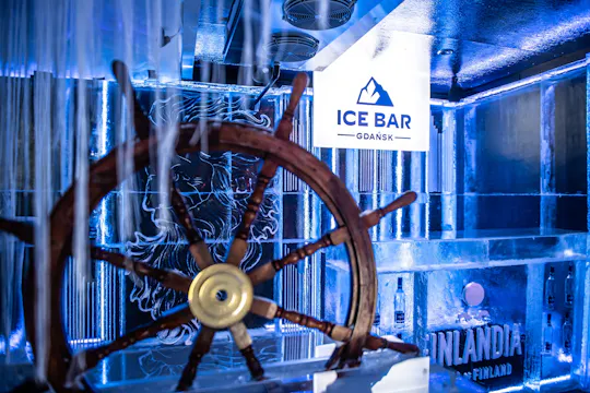 Gdańsk ice bar experience with cocktails and games