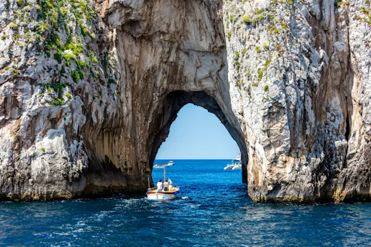 Excursión de día completo en barco a la isla de Capri con almuerzo