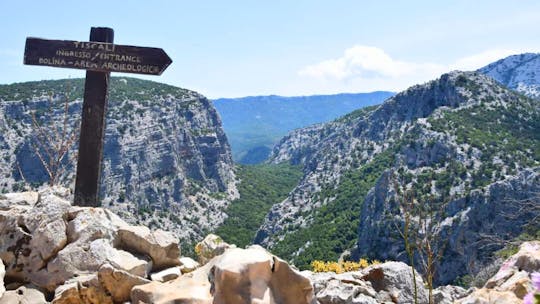 Excursión a pie por el pueblo de Tiscali desde Oliena con degustación de comida local