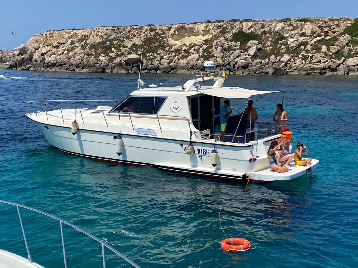 Bezoek aan Favignana en Levanzo met een aperitief aan boord vanaf Marsala