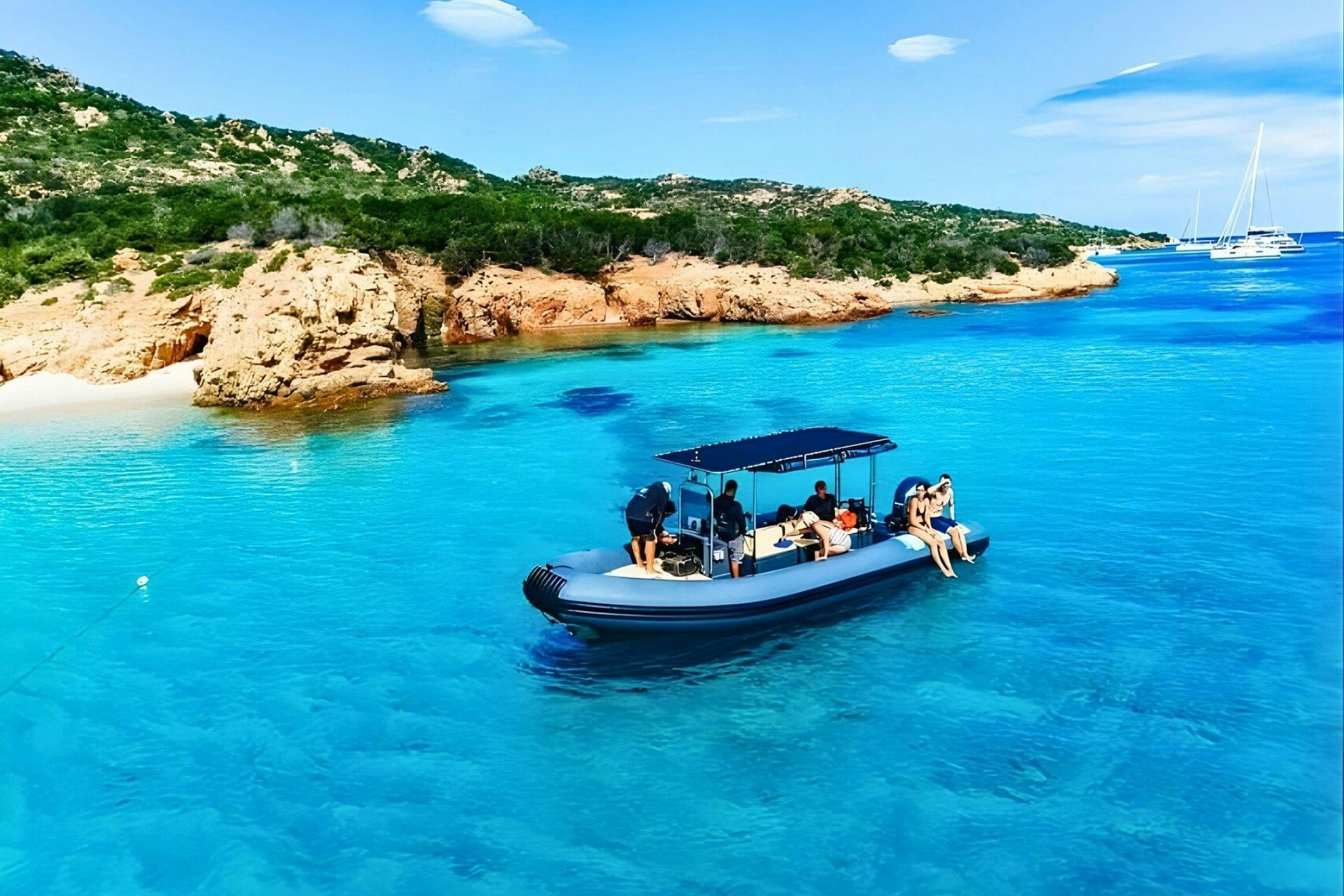 Passeio de barco insuflável rígido no Arquipélago de La Maddalena a partir de Palau