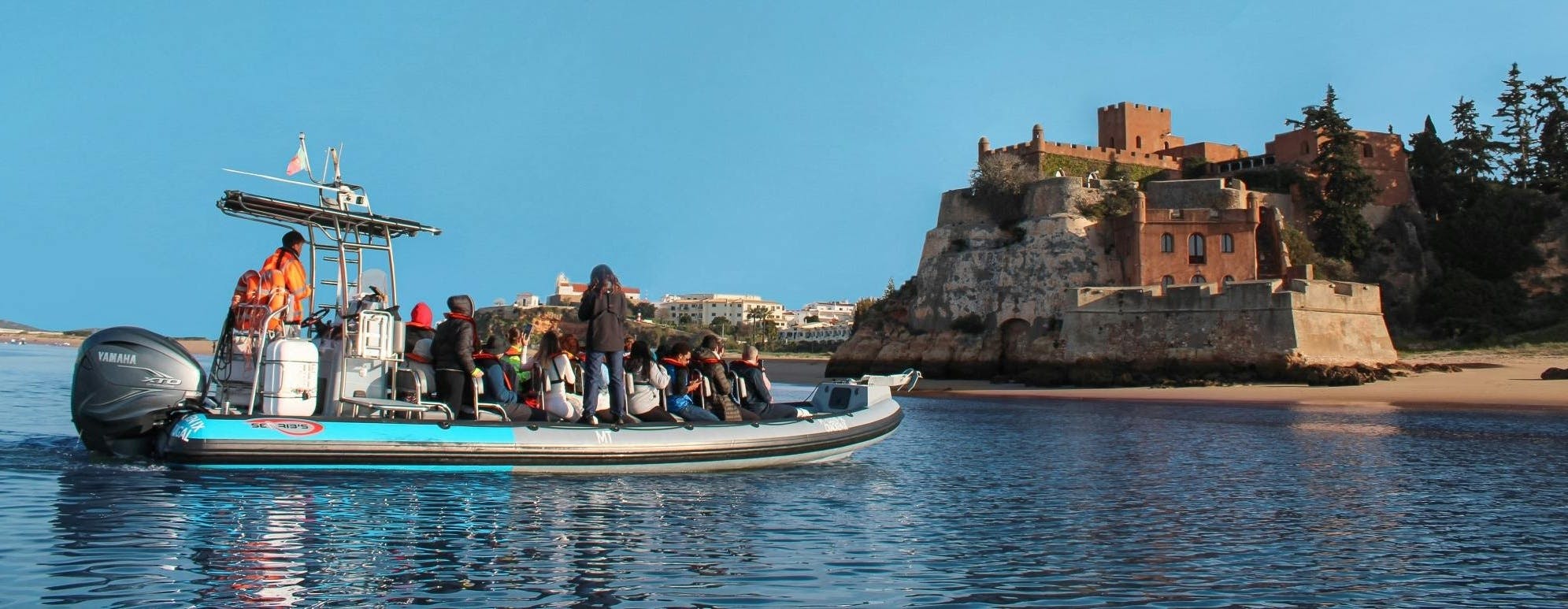 Bootstour zu den Meereshöhlen von Benagil bei Sonnenaufgang ab Portimão