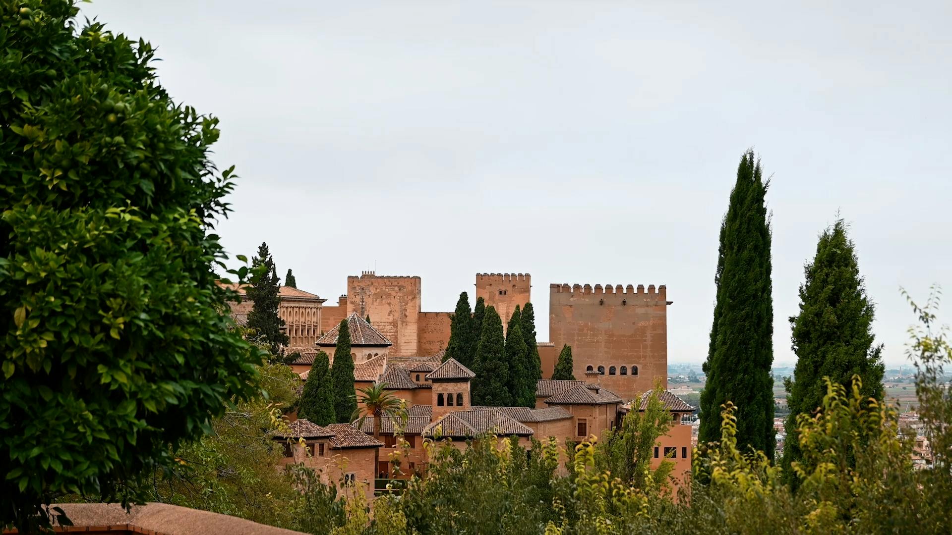 Visita áudio-guiada à Alhambra e visita panorâmica de autocarro a Granada