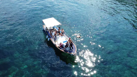 Croisière dans la baie de Taormina avec dégustation de vins et de spécialités siciliennes
