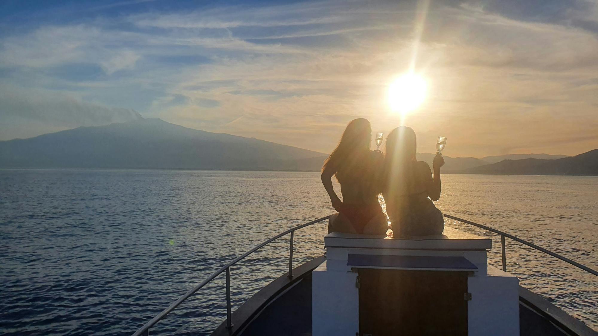 Croisière au coucher du soleil dans la baie de Taormine avec apéritif