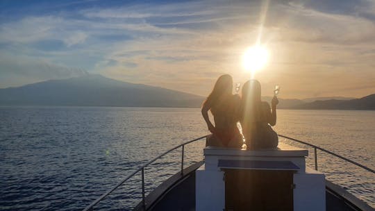 Croisière au coucher du soleil dans la baie de Taormine avec apéritif