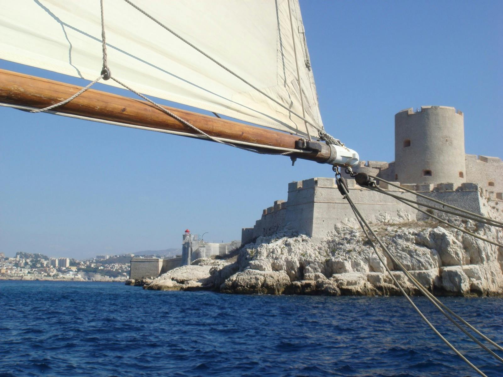 Cruzeiro à vela com o If Castle e as Calanques de Frioul