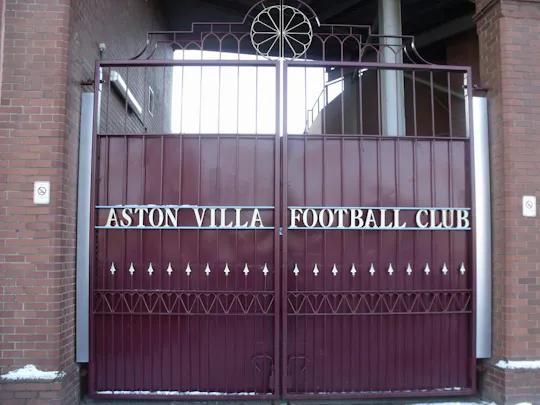 Jogo de futebol do Aston Villa no Villa Park