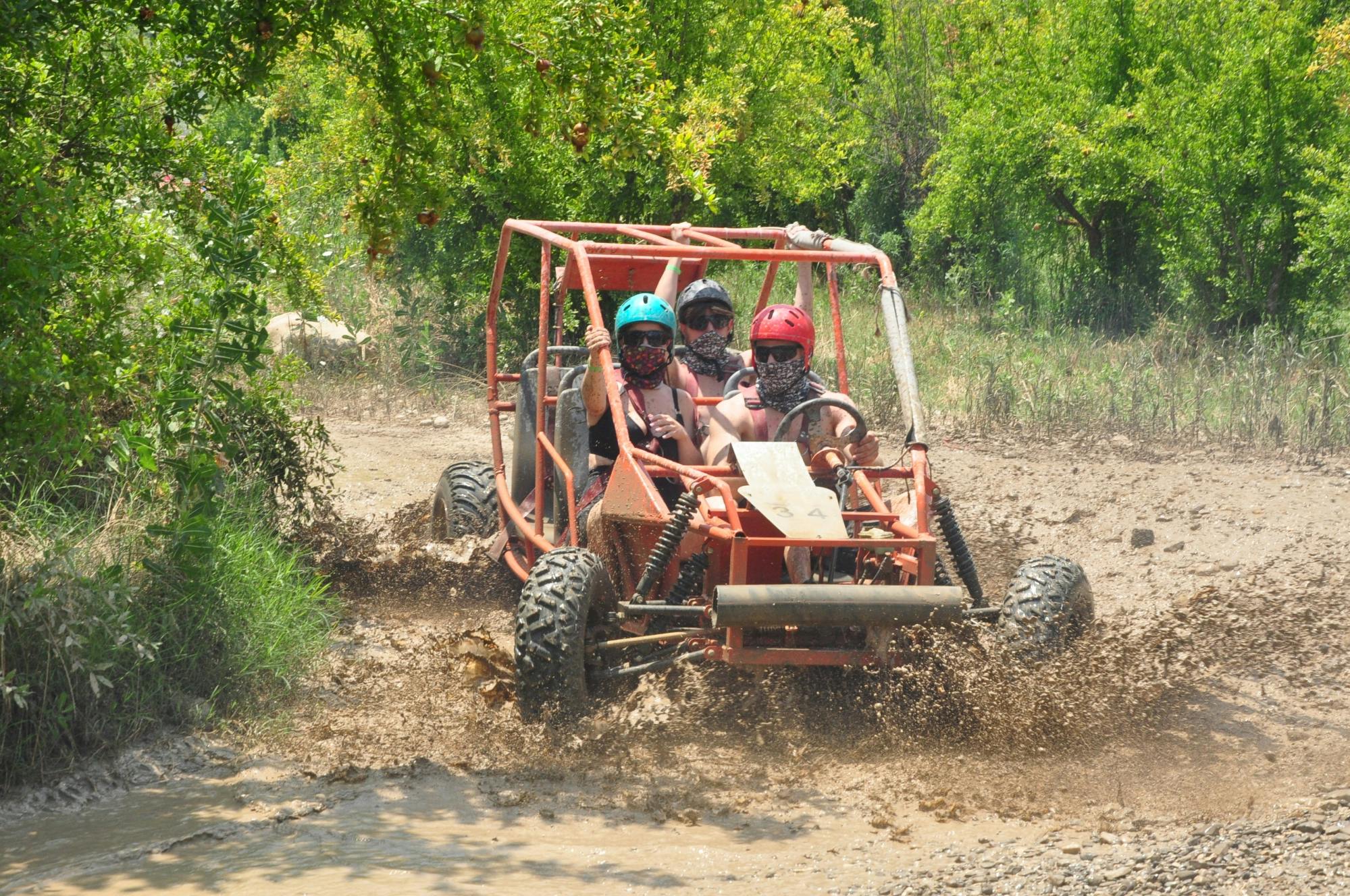 Aventura en buggy monstruo al atardecer en el cañón de Koprulu con rafting