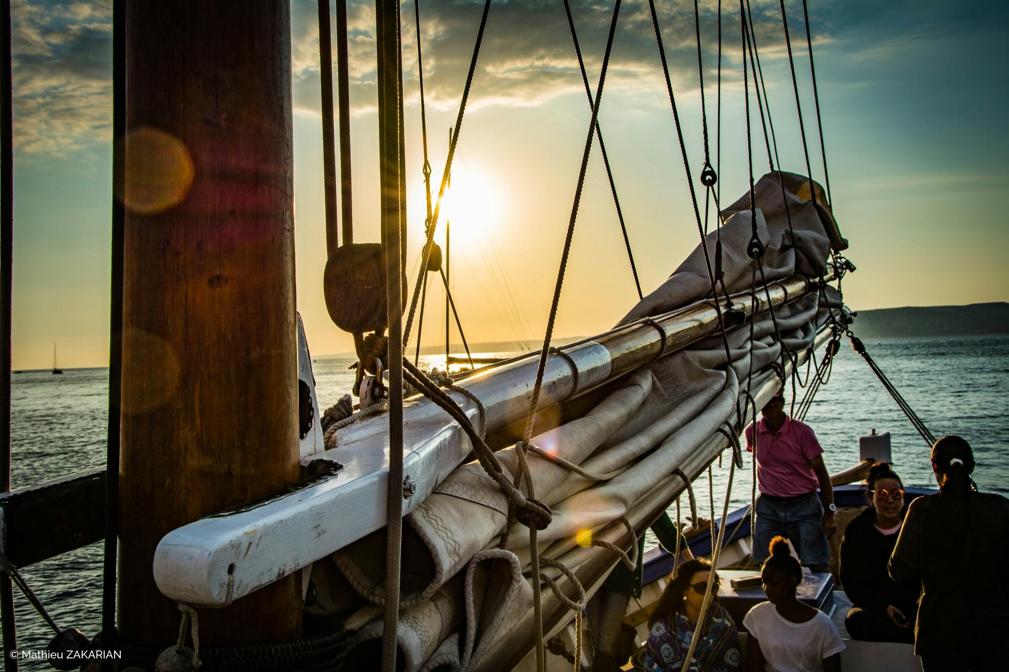 Passeio de barco ao pôr do sol em Marselha a bordo de um veleiro tradicional