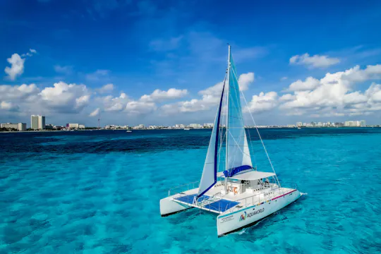 Crociera in catamarano di un'intera giornata a Isla Mujeres con partenza da Costa Mujeres