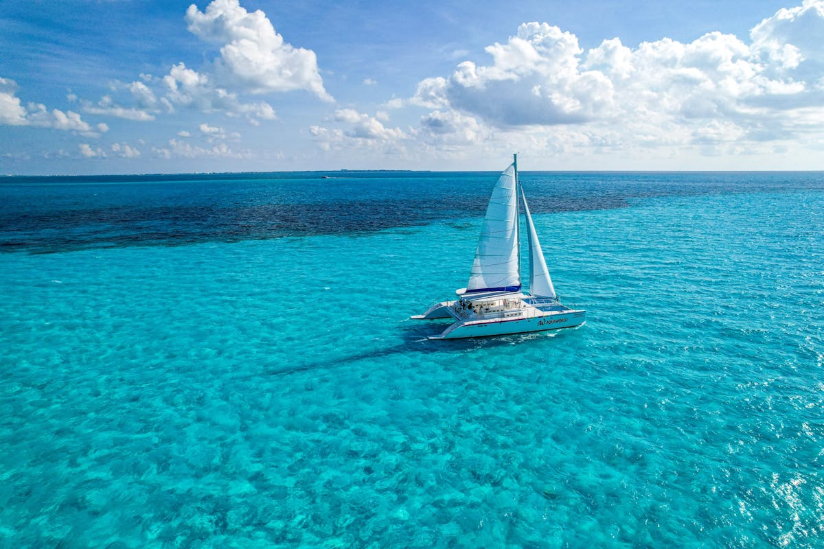 Crociera in catamarano di un'intera giornata a Isla Mujeres con partenza dalla Riviera Maya