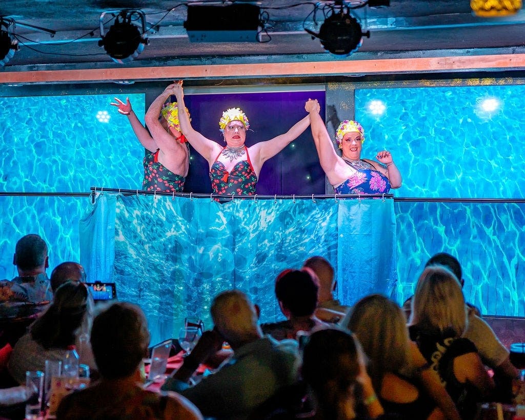 Music Hall Tavern met transfer