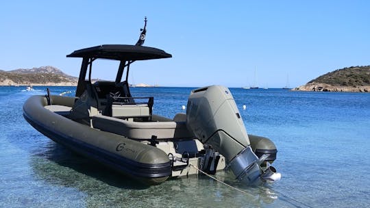 Passeio de bote ao longo da costa sul da Sardenha