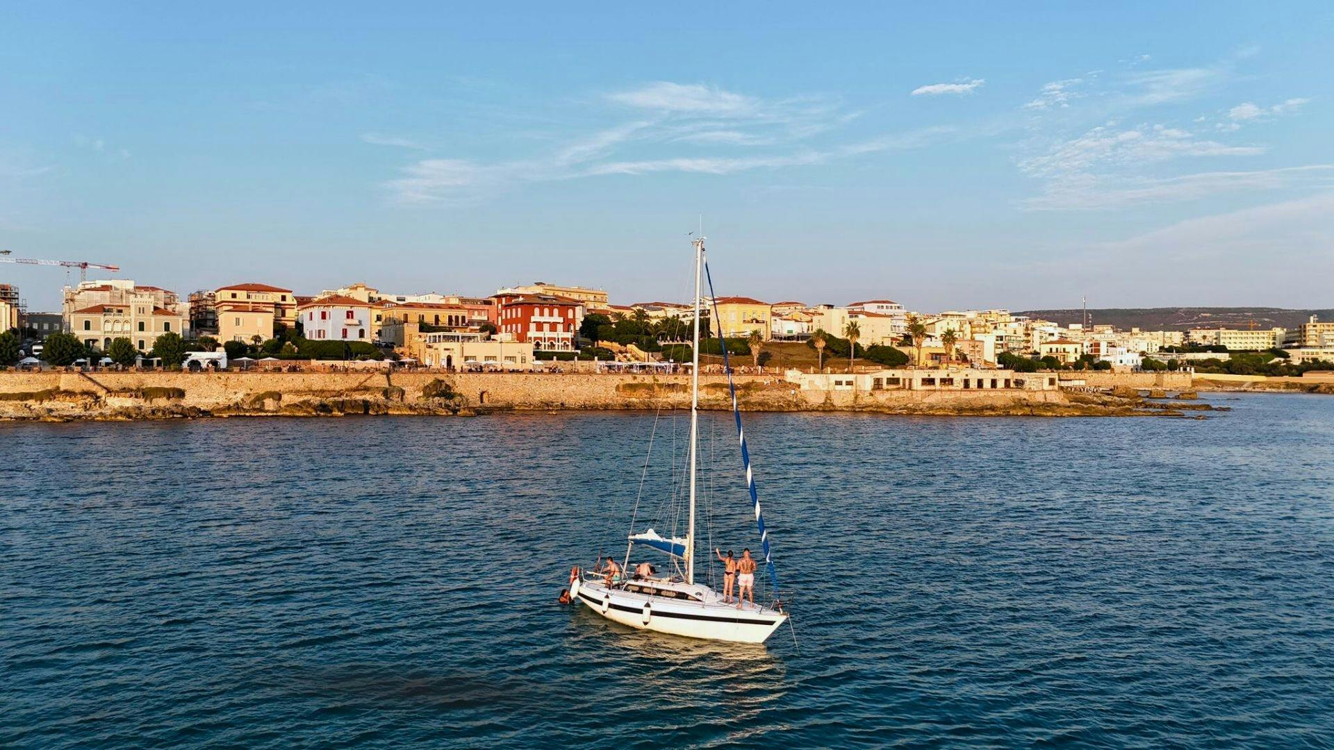 Zeiltocht bij zonsondergang vanuit Fertilia in Alghero