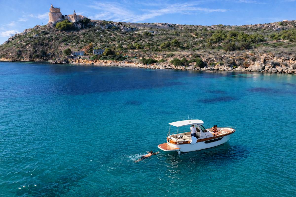 Escursione in barca a Cagliari in piccolo gruppo alla Sella del Diavolo con soste per il bagno
