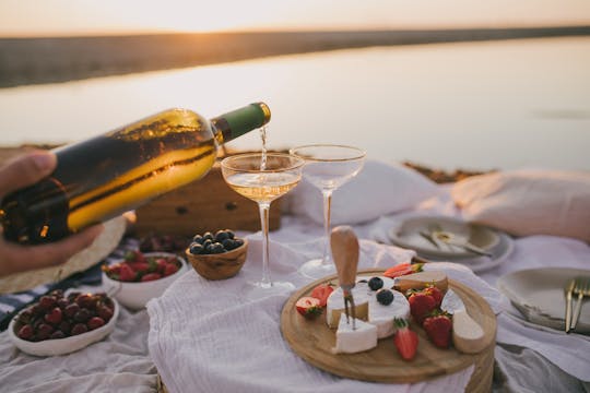 Jantar romântico ao pôr do sol com vinho espumante e fondue de chocolate