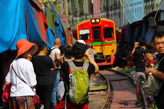 Marché sur les voies ferroviaires, marché flottant, ferme de sel et visite à vélo au départ de Hua Hin - 