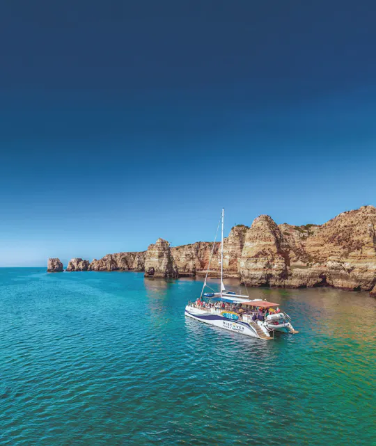 Benagil Grot catamarantocht ticket met brunch vanuit Vilamoura