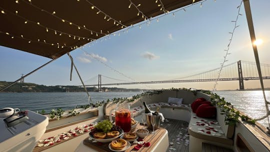 Jantar romântico ao pôr do sol com vinho espumante e fondue de chocolate