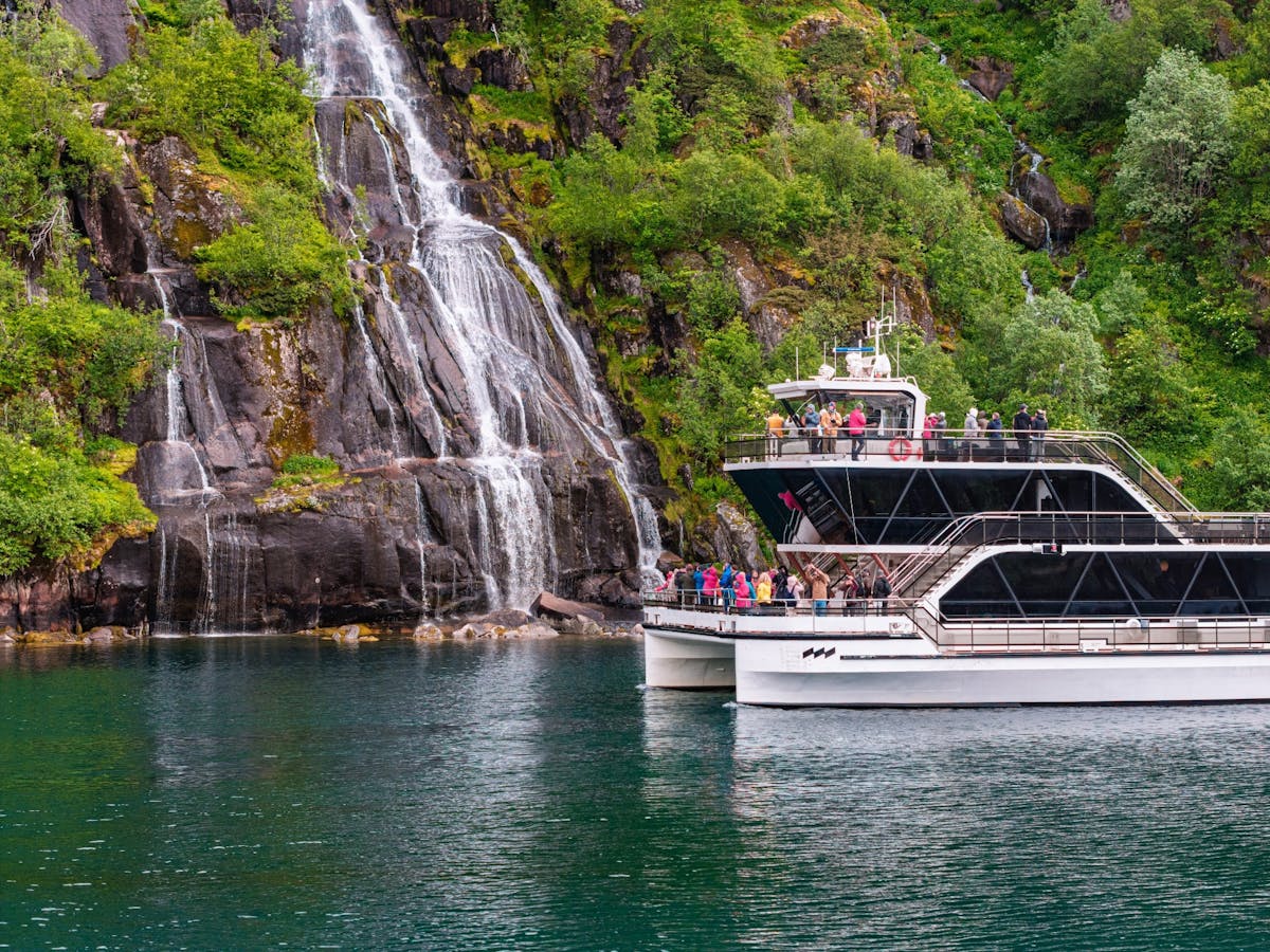Boottocht door de Lysefjord met de Preekstoel en de Vagabondsgrot