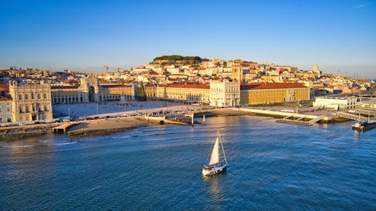 Degustacja wina i zachód słońca z przekąskami na łodzi w Lizbonie