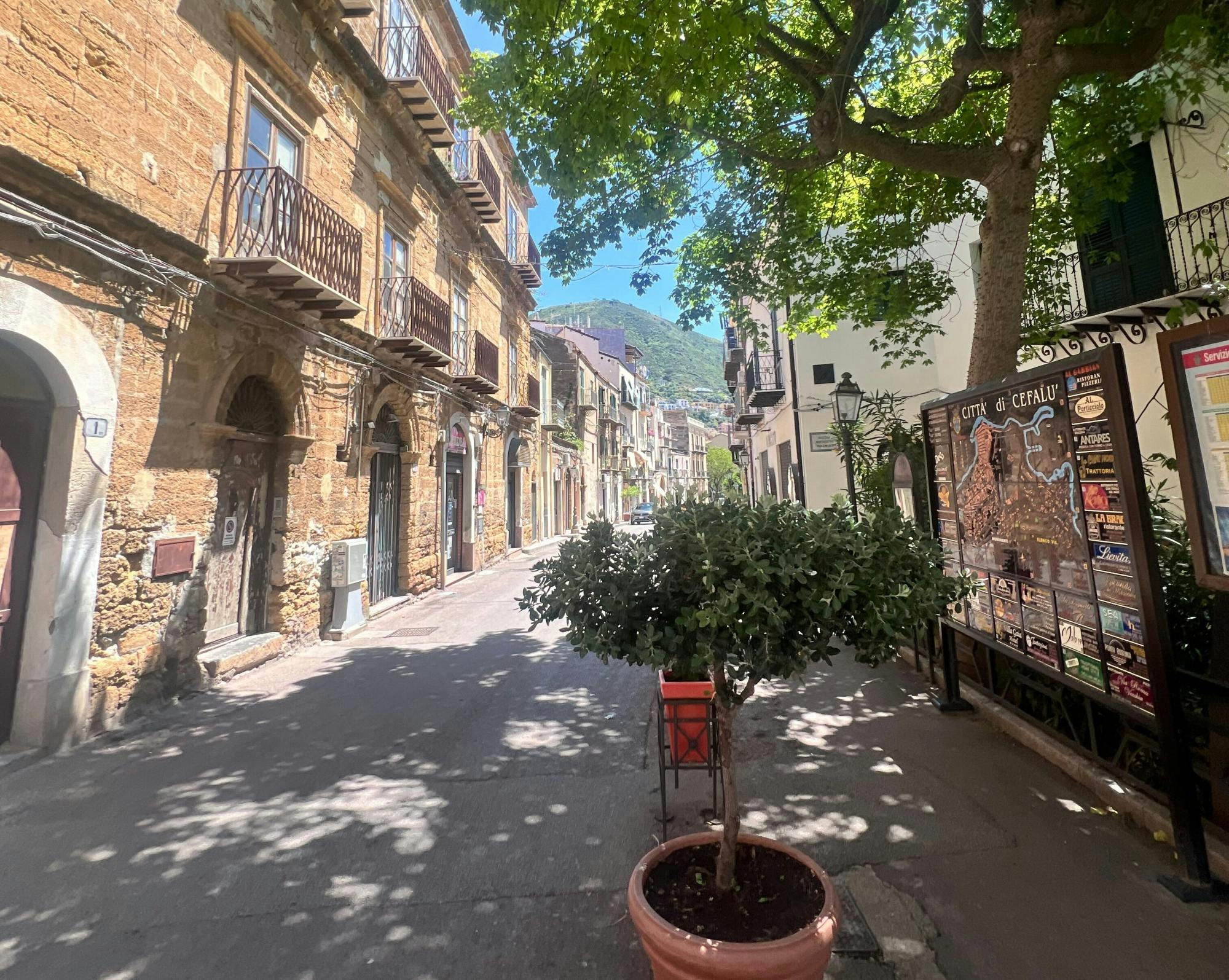 Cefalu walking tour with Sicilian nibbles and Prosecco