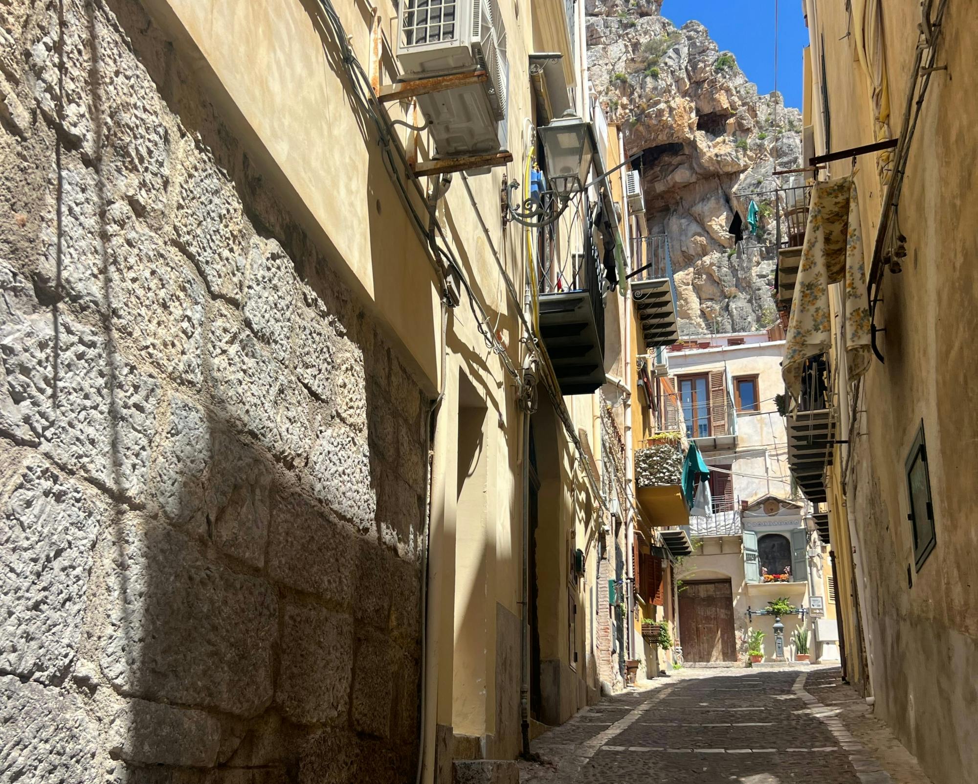 Cefalu walking tour with Sicilian nibbles and Prosecco