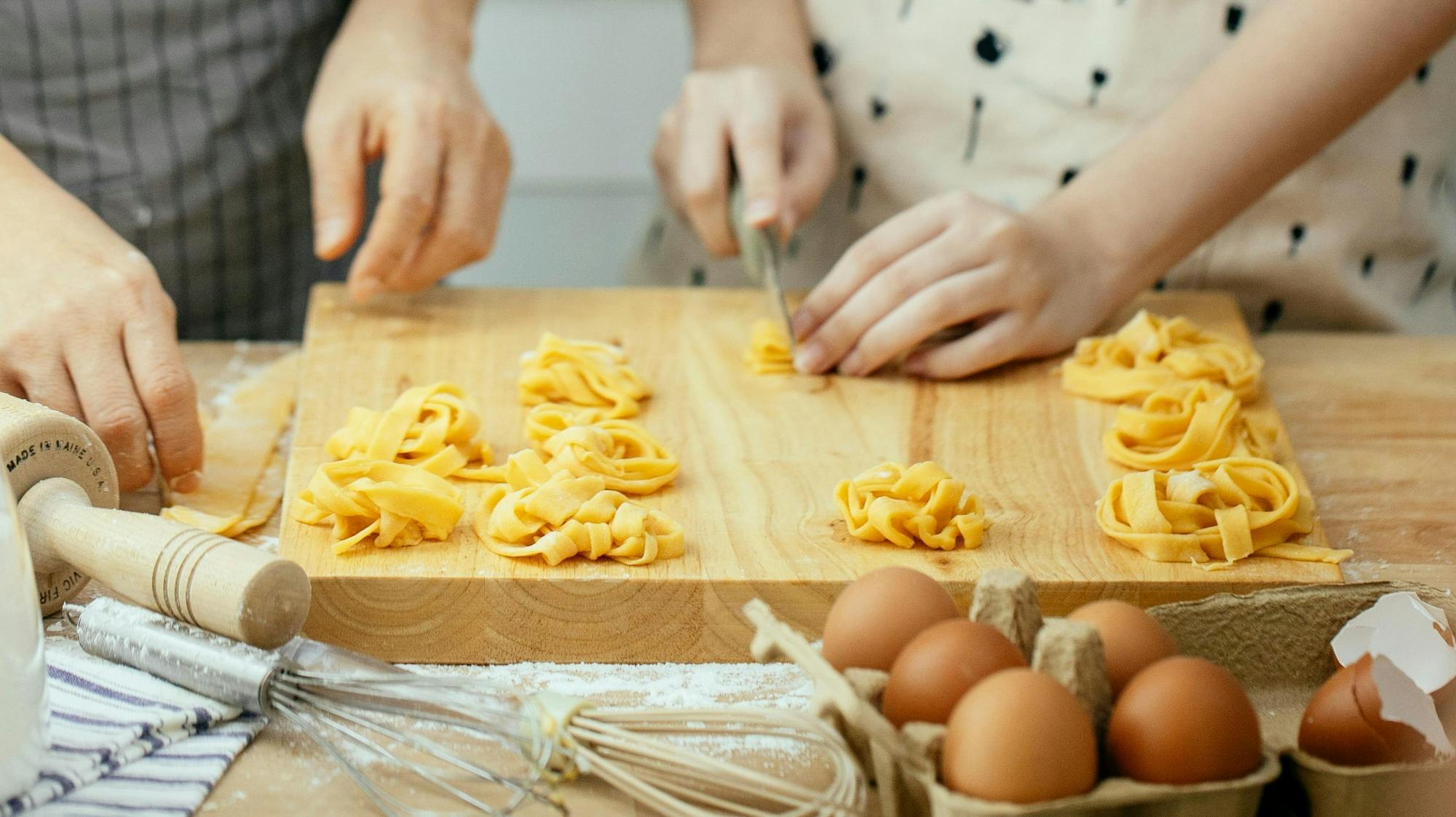 Authentic fresh pasta cooking class in Palermo with a local host