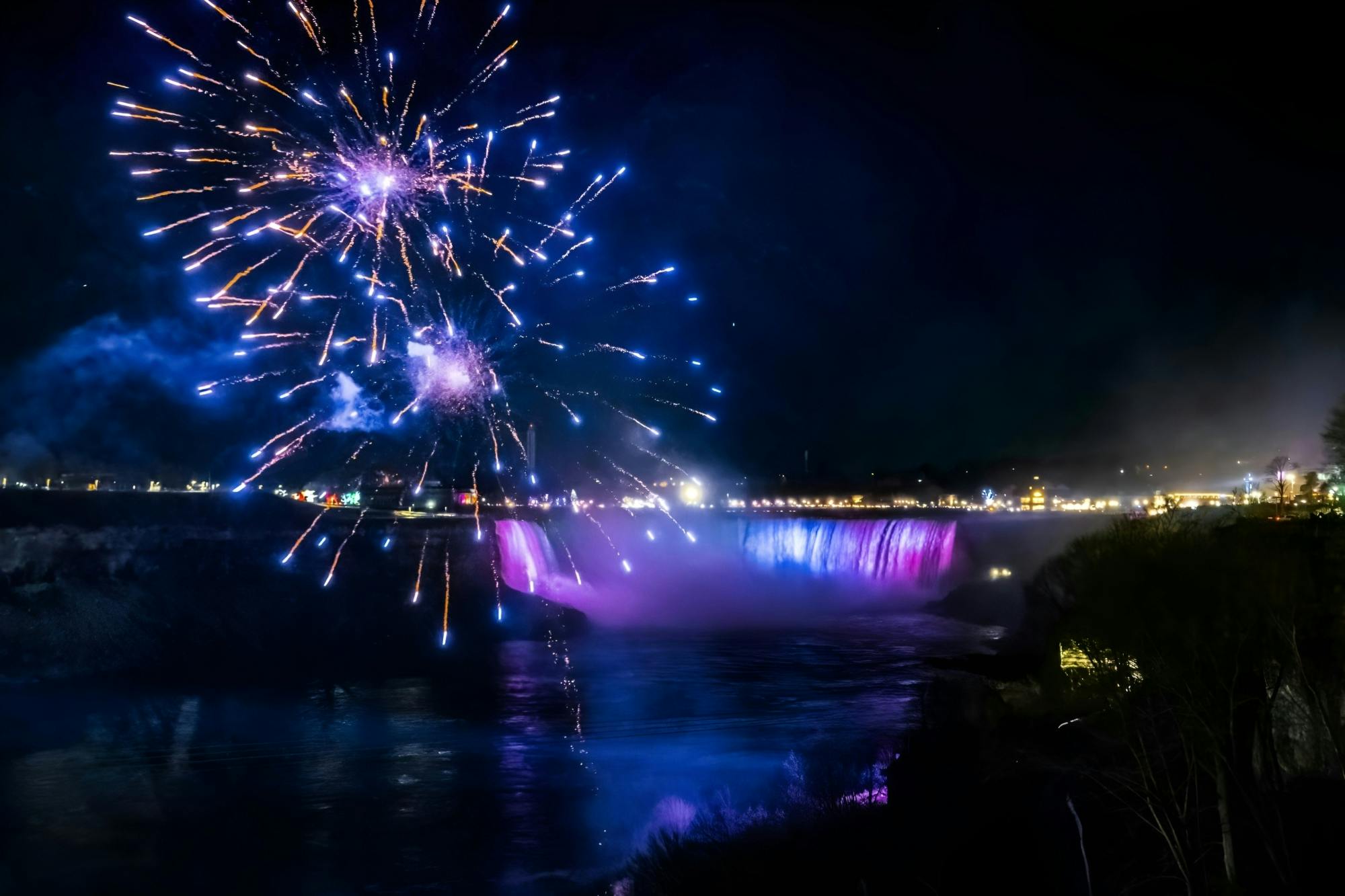 Passeio de barco noturno nas Cataratas do Niágara com cruzeiro de fogo de artifício