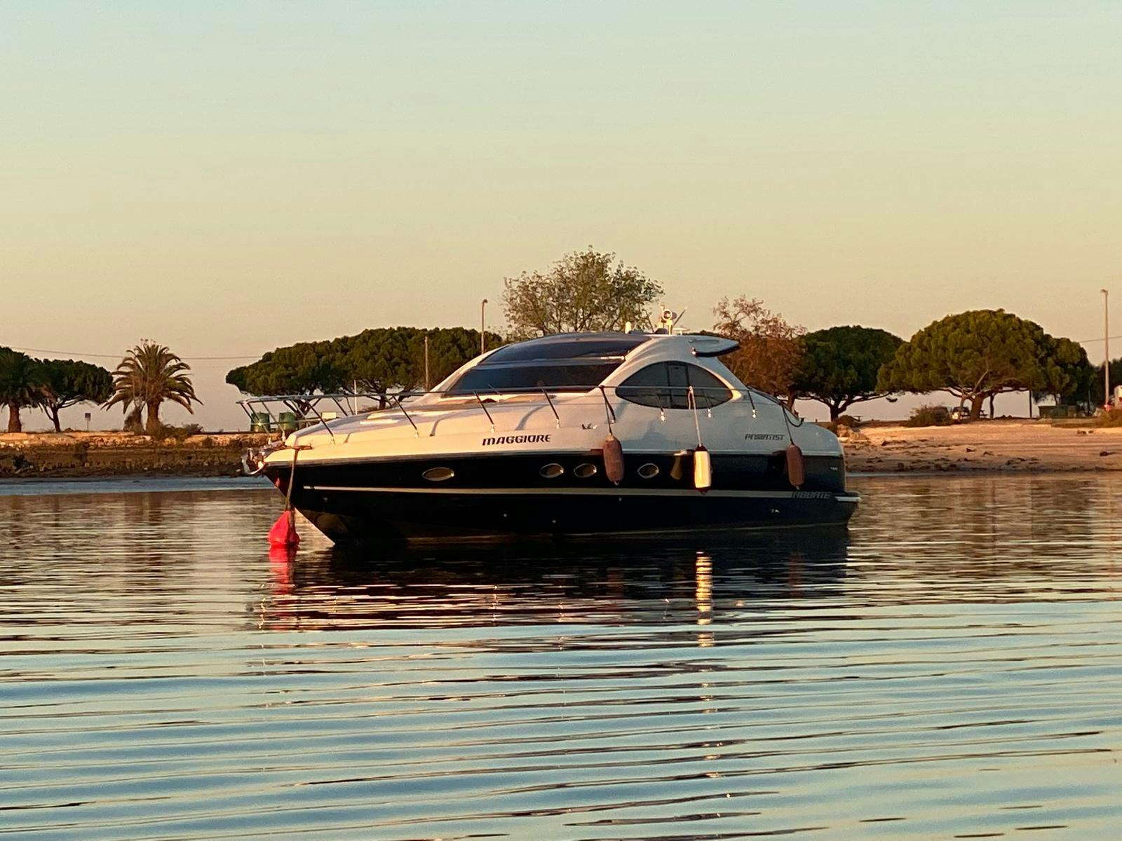 Yachttour auf dem Fluss Tejo in Lissabon mit Getränken und Snacks