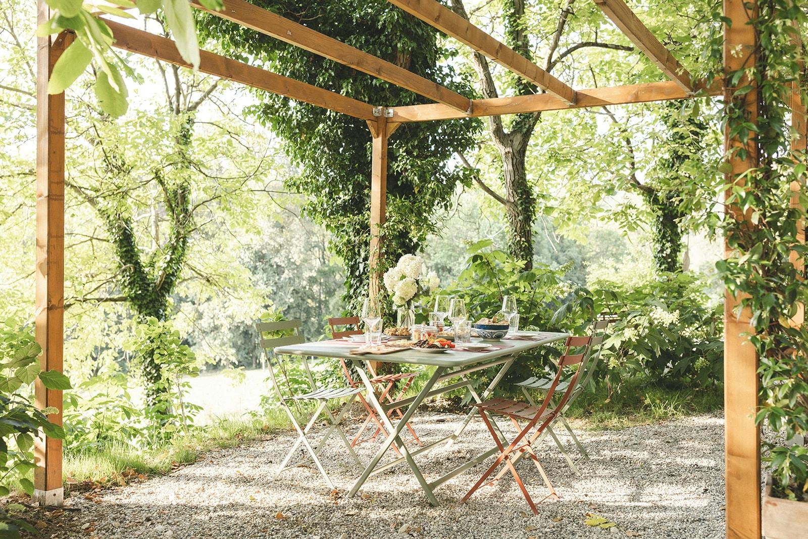 Picnic en una granja orgánica entre colinas y viñedos del lago de Garda
