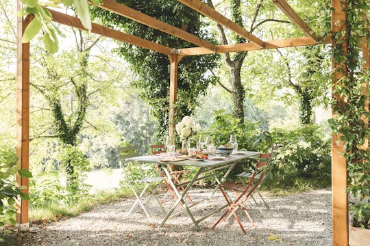 Picknick auf einem Biobauernhof zwischen Hügeln und Weinbergen des Gardasees - 