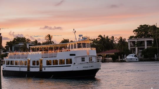 Crucero con champán por el horizonte de Miami en la bahía de Biscayne