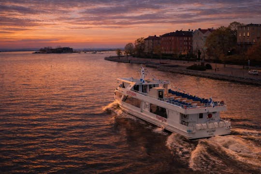 Cruzeiro costeiro noturno em Helsínquia com lugares ao ar livre no terraço
