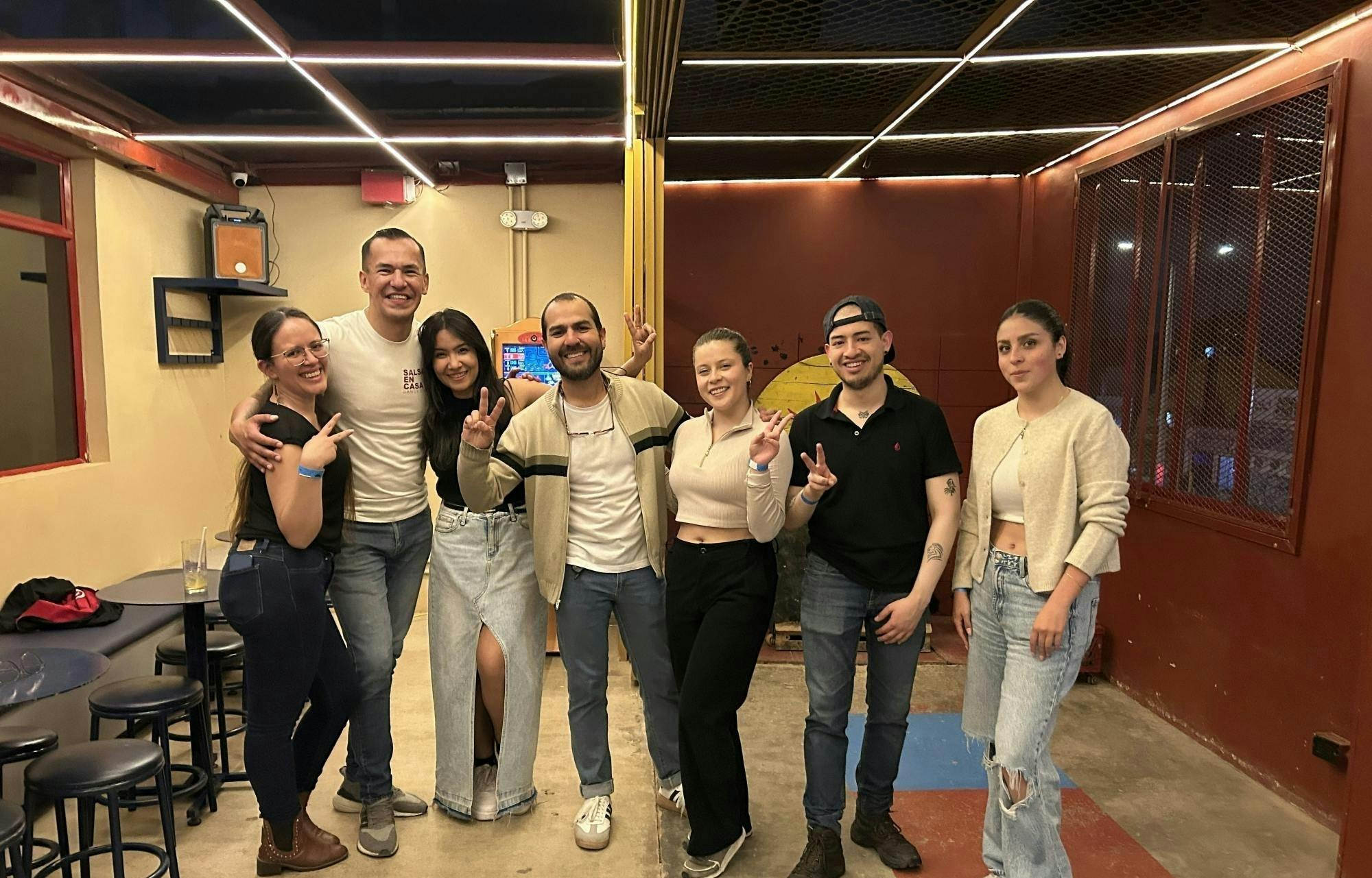 Experiencia nocturna colombiana con salsa, bolirana y tejo en Bogotá