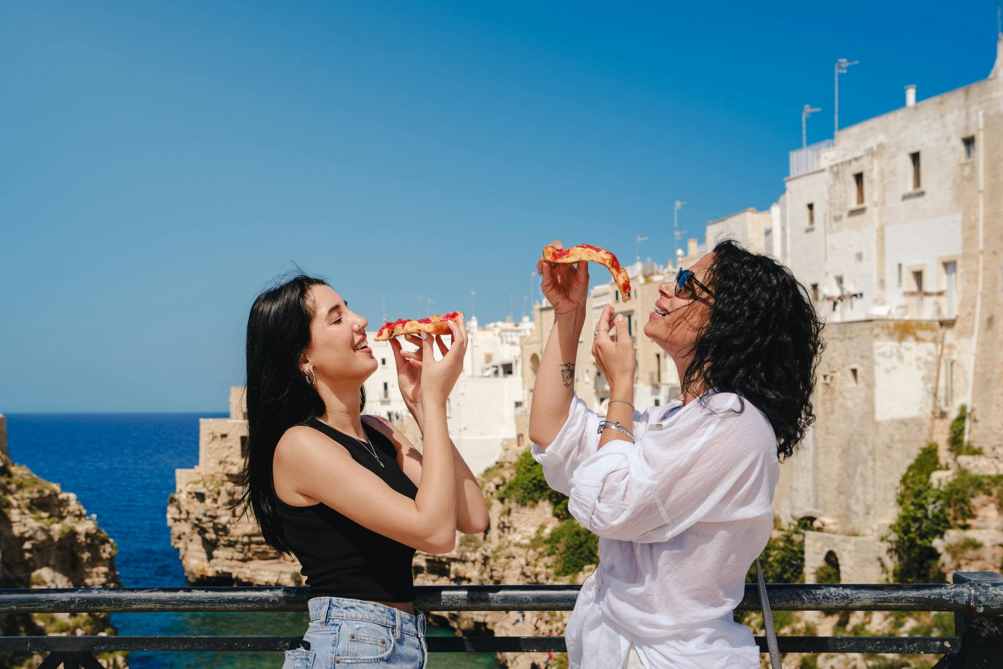 Polignano a mare en une journée avec cuisine de rue, tuk-tuk et visite des grottes marines