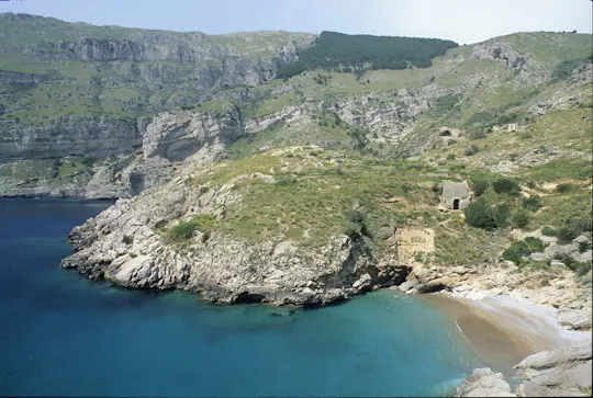 Randonnée guidée dans la baie d'Ieranto avec activités nautiques en option
