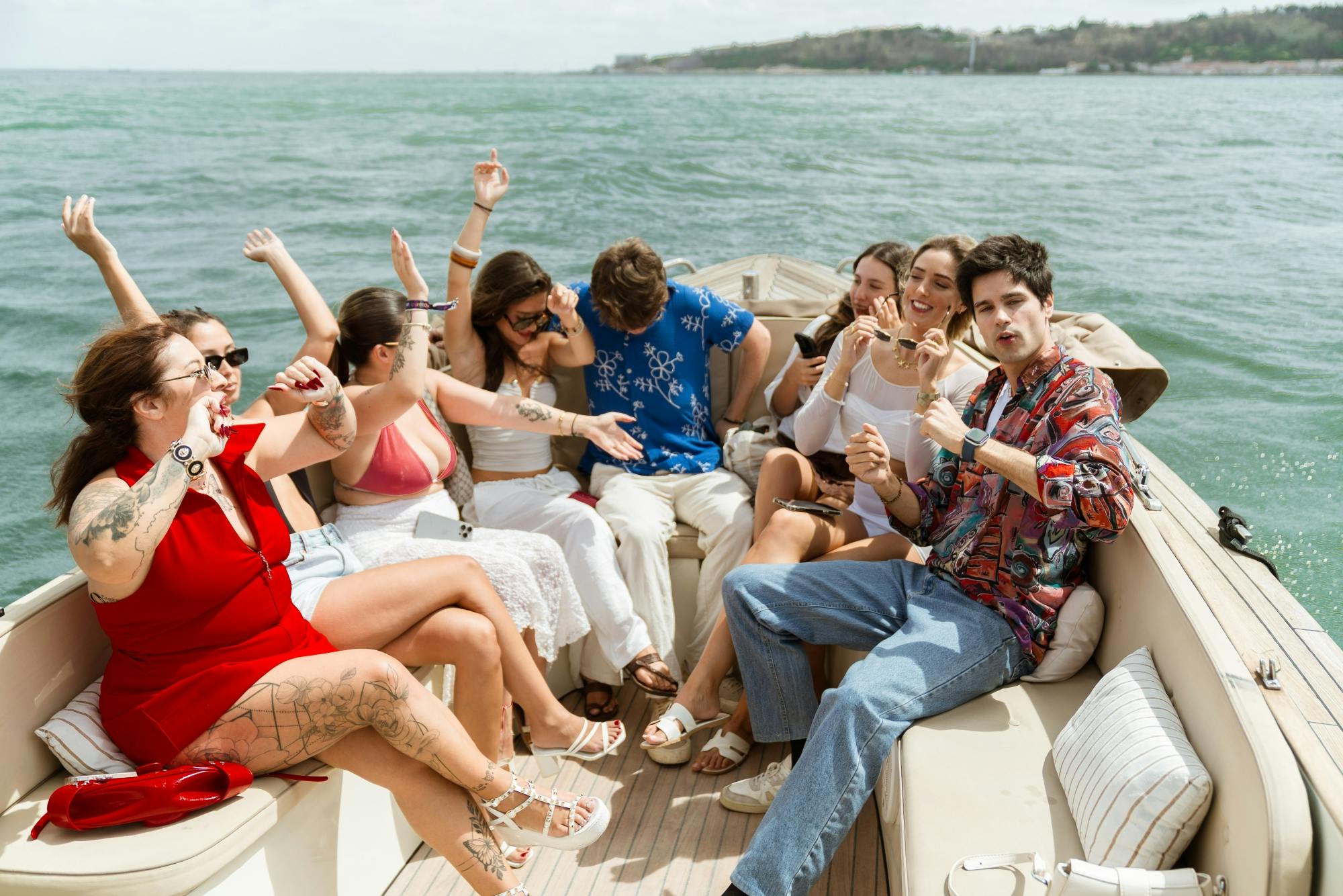 Degustacja wina i zachód słońca z przekąskami na łodzi w Lizbonie