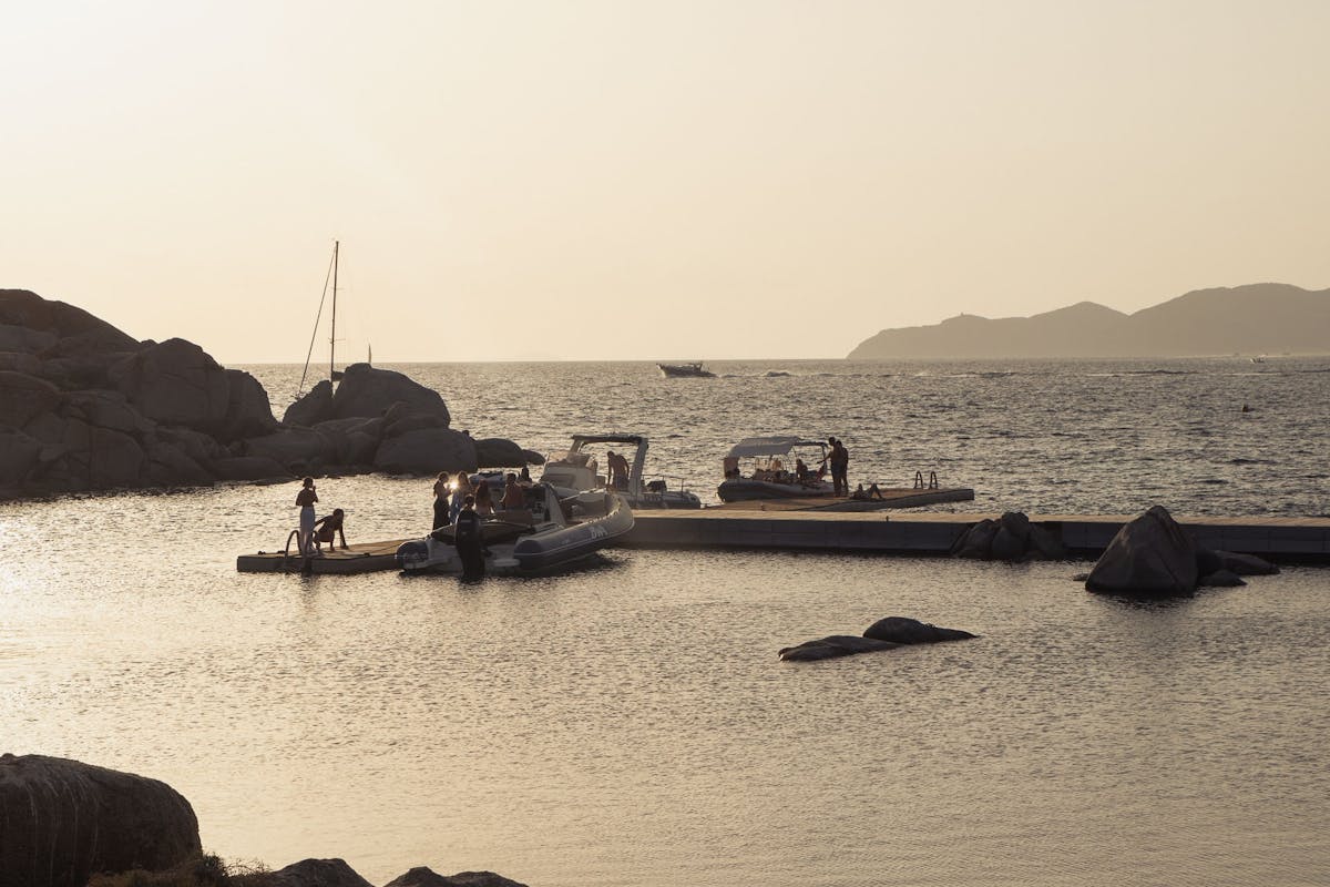 Tocht bij zonsondergang met een bootje, inclusief aperitief op het eiland Cavoli